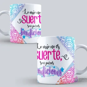 Mockup de taza sublimada con la frase 'Lo mío no es suerte, son puras bendiciones' con fondo blanco y detalles abstractos en tonos rosa y azul.