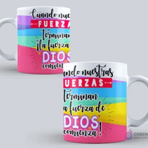 Mockup de taza sublimada con la frase 'Cuando nuestras FUERZAS terminan la fuerza de DIOS comienza!' con fondo de franjas de colores vibrantes.