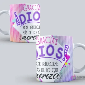 Mockup de taza sublimada con la frase 'Gracias Dios por bendecirme más de lo que merezco' con fondo abstracto geométrico en tonos pastel violeta y rosa.