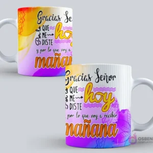 Mockup de taza sublimada con la frase 'Gracias Señor por lo que me diste HOY y por lo que voy a recibir mañana' con fondo degradado de colores cálidos y abstractos.