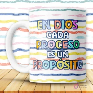Taza blanca con mensaje cristiano 'En Dios cada proceso es un propósito' en letras coloridas sobre fondo de rayas vibrantes