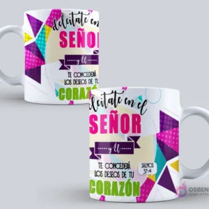 Mockup de taza sublimada con la frase 'Deléitate en el SEÑOR y Él te concederá los deseos de tu CORAZÓN Salmos 37:4' con fondo de triángulos y patrones vibrantes.