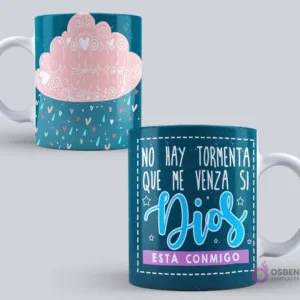 Mockup de taza sublimada con la frase 'No hay tormenta que me venza si Dios está conmigo' sobre un fondo azul oscuro con patrón de nubes y lluvia.