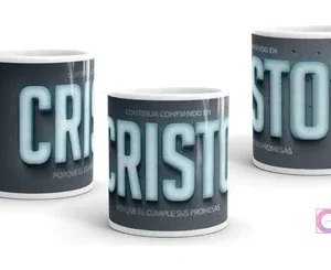 Taza con diseño tipográfico 'CRISTO' y frase 'Continúa Confiando en Sus Promesas' en color gris azulado sobre fondo con textura de piedra, vista lateral.