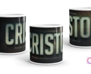Taza con diseño cristiano 'CRISTO Continúa Confiando en Sus Promesas' en tipografía 3D clara sobre fondo oscuro texturizado, vista frontal.