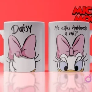 Taza sublimada de Daisy Duck, blanca con su lazo rosa y la frase 'Me estás hablando a mi?'