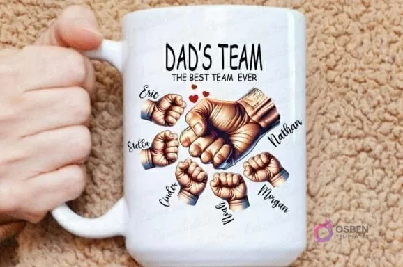 Mano sosteniendo una taza grande de sublimación con el diseño 'Dad's Team The Best Team Ever' y siete puños personalizados con nombres, resaltando la capacidad de añadir más miembros de la familia. Mano sosteniendo una taza grande de sublimación con el diseño 'Dad's Team The Best Team Ever' y siete puños personalizados con nombres, resaltando la capacidad de añadir más miembros de la familia.