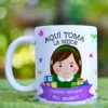 Taza blanca con diseño 'Aquí Toma La Mejor Educadora' y caricatura de educadora con cabello castaño claro, rodeada de letras y bloques de juguete, sobre fondo verde