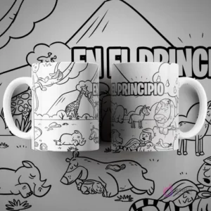 Dos tazas blancas con diseño de sublimación para colorear que ilustra 'En el Principio', mostrando animales como jirafa, rinoceronte, hipopótamo y caballos en un paisaje montañoso.