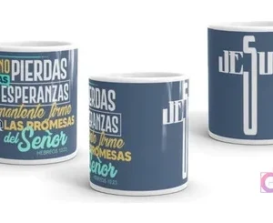 Taza con mensaje cristiano 'NO PIERDAS LAS ESPERANZAS mantente firme en LAS PROMESAS del Señor Hebreos 10:23' y la palabra 'JESÚS' en forma de cruz sobre fondo azul oscuro.