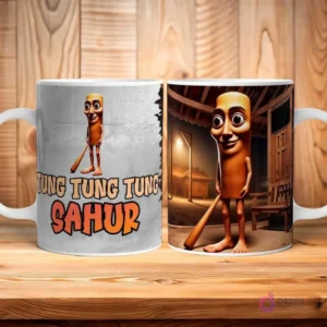 Taza blanca con diseño 'Tung Tung Tung Sahur', una figura humanoide de madera con un bate, fondos de textura grunge y callejón nocturno.