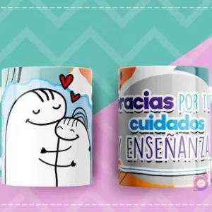 Taza sublimada con Flork abrazando a un Flork más pequeño y la frase 'Gracias por tus cuidados y enseñanza' en tonos azules y grises.