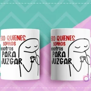 Dos tazas blancas con diseño Flork del meme 'Pero quienes somos nosotros para juzgar' con el personaje sosteniendo una taza.
