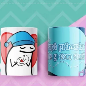 Taza sublimada con Flork usando un gorro de dormir y abrazando un corazón con un bebé, con la frase 'Papá primerizo feliz y con sueño' sobre un fondo azul claro.