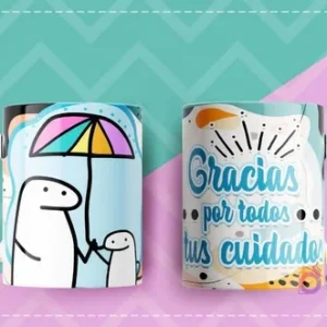 Taza sublimada con Flork sosteniendo un paraguas y protegiendo a un Flork pequeño, con la frase 'Gracias por todos tus cuidados' sobre un fondo azul con formas orgánicas.