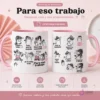Dos tazas blancas con interior y asa rosa claro, estampadas con divertidos personajes de Flork y frases sobre trabajar y gastar dinero. Una taza muestra "Estaba triste... pero me compré algo" y "Para eso trabajo". La otra muestra "¿Vas a volverlo a hacer? No, porque lo disfruté" y "Gastaré otra vez!". La imagen resalta el diseño envolvente y los detalles humorísticos del arte.