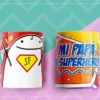 Taza sublimada con Flork vestido de superhéroe y la frase 'Mi papá mi superhéroe' sobre fondo de cómic rojo y amarillo.