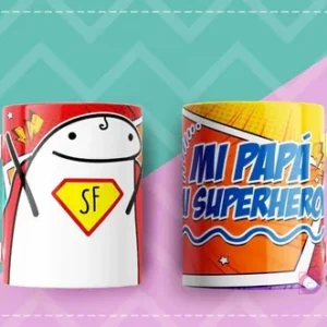 Taza sublimada con Flork vestido de superhéroe y la frase 'Mi papá mi superhéroe' sobre fondo de cómic rojo y amarillo.