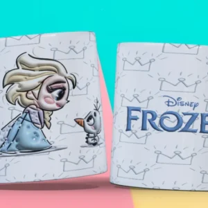 Taza 3D con diseño de la Princesa Elsa de Frozen y Olaf en estilo chibi, y logo