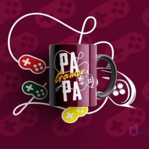 Mockup de taza granate con diseño 'PAPA GAMER' en blanco y amarillo, y líneas blancas abstractas de mandos, sobre fondo granate con patrones de controles