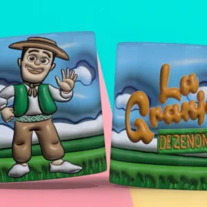 Taza 3D con diseño de Zenón de la Granja de Zenón saludando y logo "La Granja de Zenón" con fondo de campo