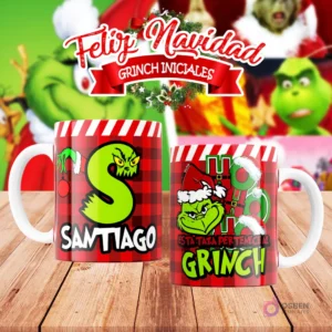 Taza de sublimación del Grinch temática de Navidad con la inicial 'S' y el nombre de ejemplo 'SANTIAGO', sobre fondo a cuadros rojo y blanco, junto a otra taza del Grinch con diseño navideño 'Esta Taza Pertenece al Grinch'. El fondo general muestra personajes del Grinch en Navidad.