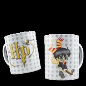 Taza de sublimación blanca con patrón sutil de HP, logo dorado de HP y Snitch, y Harry Potter chibi volando en escoba.
