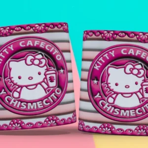 Taza 3D con diseño de Hello Kitty sosteniendo un vaso de café y texto