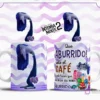 Plantilla sublimación taza Aburrimiento Intensamente 2, personaje violeta con cabello lacio y fondo de ondas moradas, frase 'Que aburrido! solo el café puede hacer que mi día sea menos aburrido'.