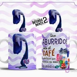 Plantilla sublimación taza Aburrimiento Intensamente 2, personaje violeta con cabello lacio y fondo de ondas moradas, frase 'Que aburrido! solo el café puede hacer que mi día sea menos aburrido'.