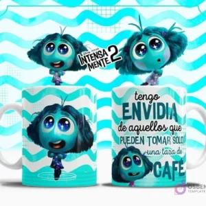 Plantilla sublimación taza Envidia Intensamente 2, personaje azul oscuro pequeño con grandes ojos verdes y fondo de ondas celestes, frase 'Tengo ENVIDIA de aquellos que pueden tomar solo una taza de CAFÉ'.
