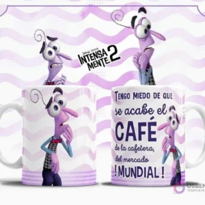 Plantilla sublimación taza Miedo Intensamente 2, personaje morado asustado con corbatín y fondo de ondas moradas claras, frase 'Tengo MIEDO de que se acabe el CAFÉ de la cafetera, del mercado ¡MUNDIAL!'.