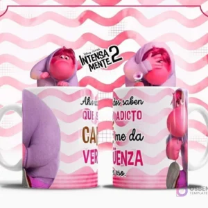 Plantilla sublimación taza Vergüenza Intensamente 2, personaje rosa tímido y encorvado con sudadera, fondo de ondas rosas, frase 'Ahora todos saben QUE soy adicto al CAFÉ me da VERGÜENZA eso'.