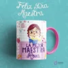 Taza sublimada para maestra con diseño de personaje femenino, texto 'La Mejor Maestra Rosa' y fondo rosa de útiles escolares. Con mango rosa.