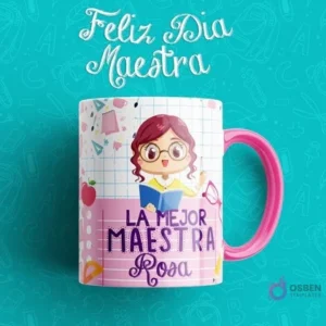 Mockup de taza sublimada con mensaje 'Feliz Día Maestra' y diseño personalizado 'La Mejor Maestra Rosa' con personajes animados. Fondo temático de escuela.