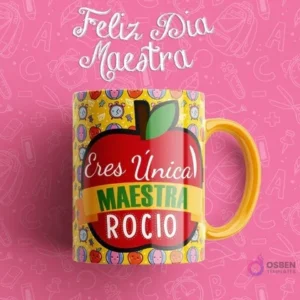 Taza sublimada para maestra con diseño de manzana roja, texto 'Eres Única Maestra Rocío' y fondo amarillo con elementos de reloj escolar. Con mango amarillo.