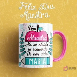 Taza sublimada para maestra con diseño de manzana y el mensaje 'Una Maestra No se olvida se recuerda De por vida MARIA'. Con mango rosa.