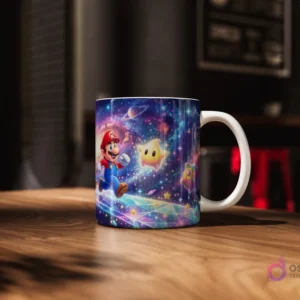 Taza de cerámica blanca con diseño de Super Mario corriendo con una Luma amarilla en un vibrante escenario espacial de Mario Galaxy.