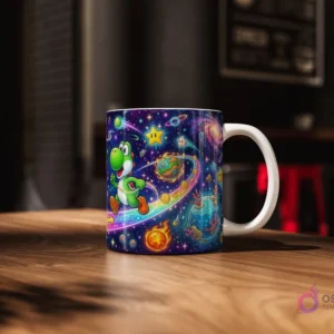 Taza sublimada con Yoshi corriendo alegremente sobre un sendero de arcoíris estelar, rodeado de planetas y estrellas en una galaxia.