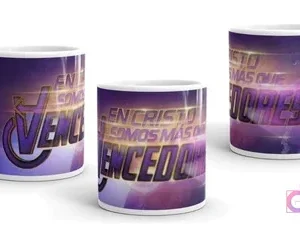 Taza sublimada con diseño cristiano 'En Cristo Somos Más Que Vencedores' con tipografía de cómic brillante y fondo galáctico púrpura, en tres vistas.
