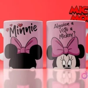 Taza sublimada de Minnie Mouse, rosa con su lazo característico y la frase 'Alguien ha visto a Mickey?'
