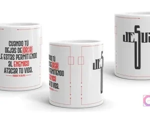 Taza blanca con diseño cristiano 'Cuando tú dejas de ORAR le estás permitiendo al enemigo atacar tu vida.' con texto en rojo y cruz de Jesús en negro, con líneas geométricas de fondo.