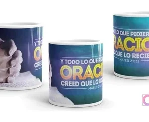 Taza sublimada con el versículo bíblico 'Y todo lo que pidiereis en ORACIÓN, creed que lo recibiréis. Mateo 21:22' con imagen de manos orando y fondo azul y morado, tres ángulos.