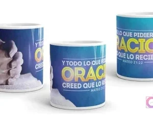 Taza con diseño cristiano de oración 'Y todo lo que pidiereis en ORACIÓN, creed que lo recibiréis' (Mateo 21:22) con manos juntas sobre nubes, fondo degradado azul y morado.