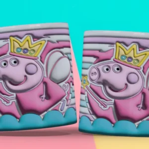 Taza 3D con diseño de Peppa Pig vestida de princesa con corona y varita mágica, sobre fondo de rayas y olas