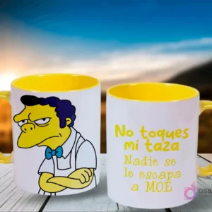 Conjunto de dos tazas de cerámica, una con Moe Szyslak de Los Simpsons con los brazos cruzados y la otra con el texto 'No toques mi taza Nadie se le escapa a MOE', ambas con interior amarillo y sobre un fondo natural.