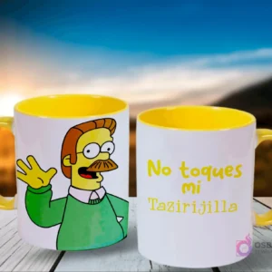Par de tazas temáticas de Los Simpsons: una con Ned Flanders sonriendo y saludando, la otra con 'No toques mi Tazirijilla', ambas en blanco con interior amarillo y fondo de naturaleza.