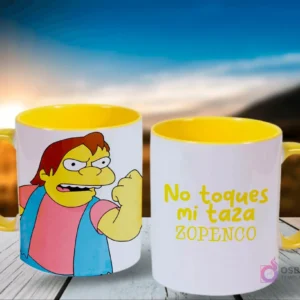 Dos tazas blancas con interior y asa amarilla; una muestra a Nelson Muntz enojado con el puño levantado y la otra la frase 'No toques mi taza ZOPENCO', con un fondo de paisaje borroso.