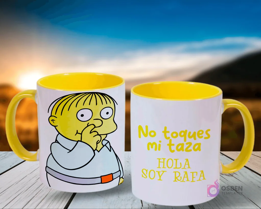 Par de tazas con tema de Los Simpsons, una con Ralph Wiggum chupándose el dedo y la otra con el texto 'No toques mi taza HOLA SOY RAFA', ambas con el interior amarillo, en un entorno exterior al atardecer. Par de tazas con tema de Los Simpsons, una con Ralph Wiggum chupándose el dedo y la otra con el texto 'No toques mi taza HOLA SOY RAFA', ambas con el interior amarillo, en un entorno exterior al atardecer.