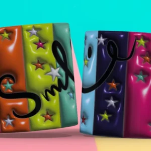 Taza 3D con diseño de palabra 'Smile' en estilo burbuja negra sobre franjas verticales de colores vibrantes y estrellas